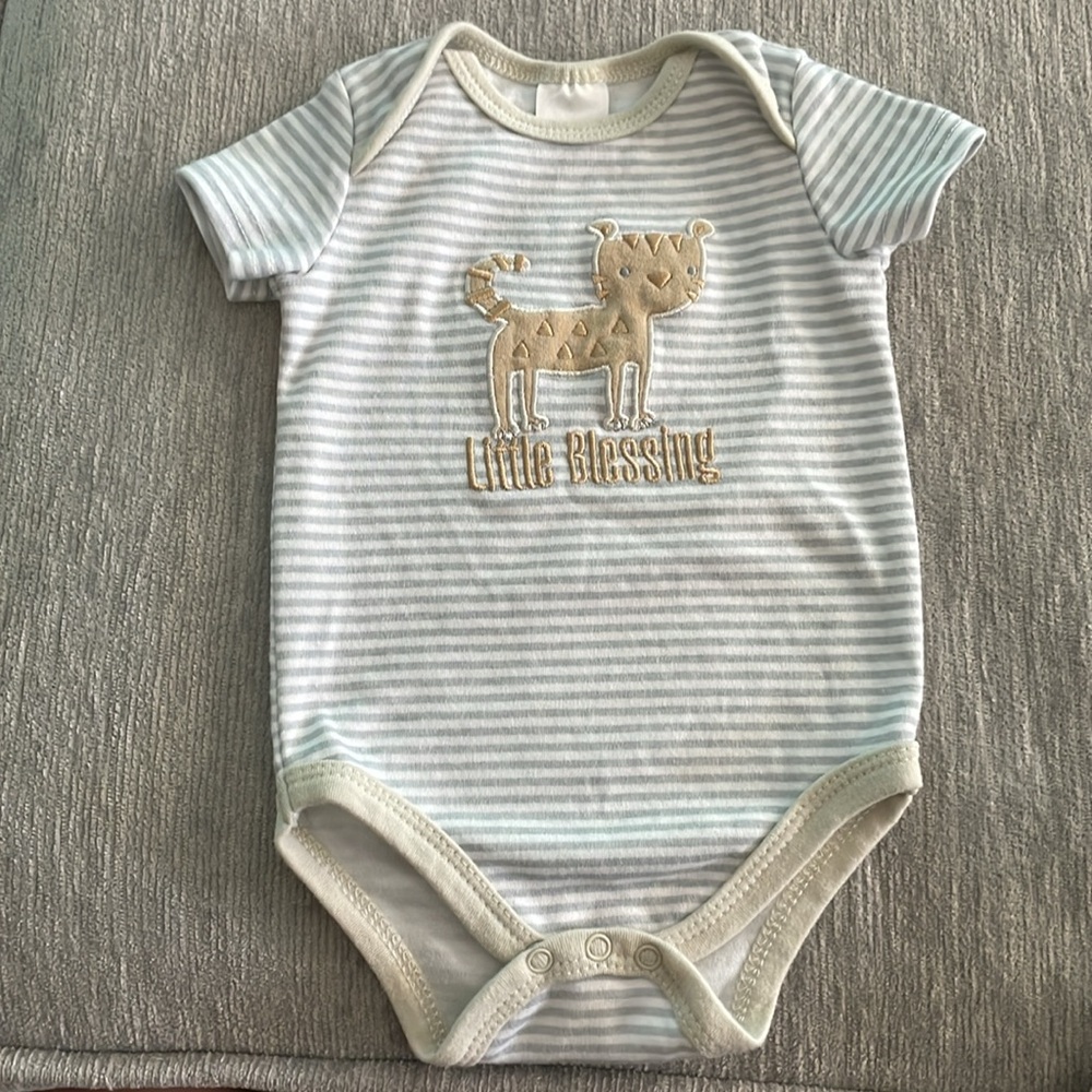 Set of 3- Baby onesies - Picture 4 of 5